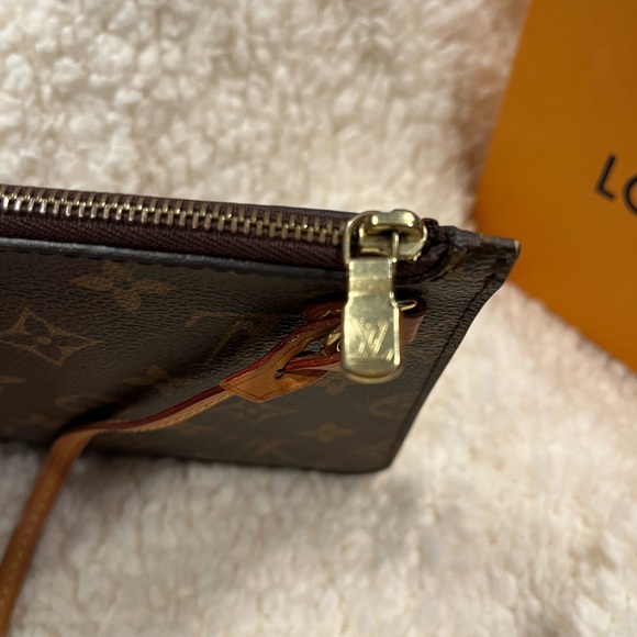 Louis Vuitton Monogram Pouchette - Picture 6 of 15